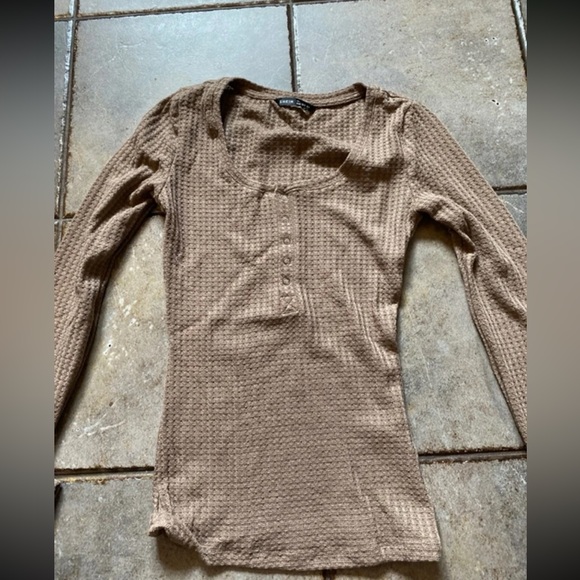 Press Button Waffle Long Sleeve - Large but fits med - Picture 3 of 3